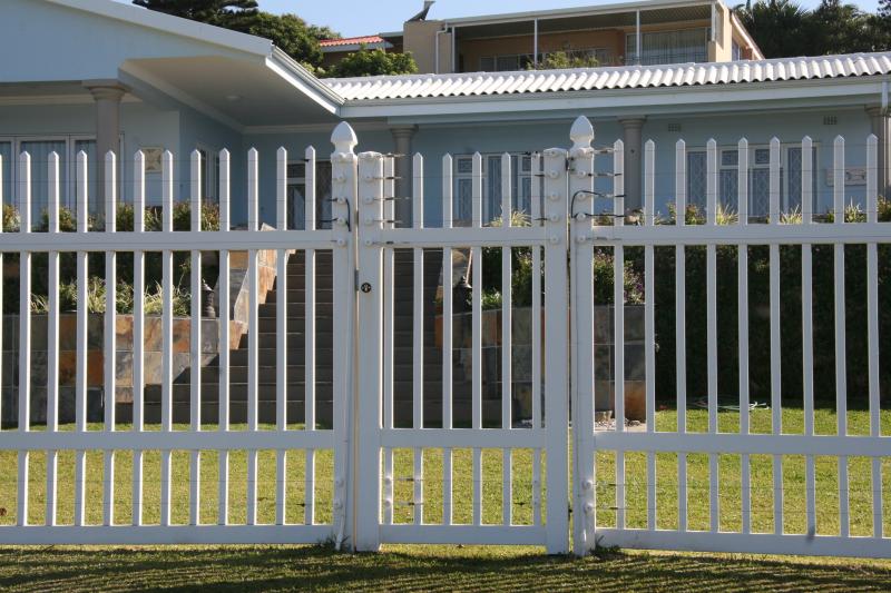 value fencing pvc palsisade pedestrian gate with electris fence