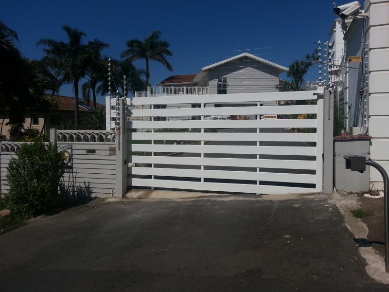 pvc bulky horizontally slatted driveway entrance gate 3