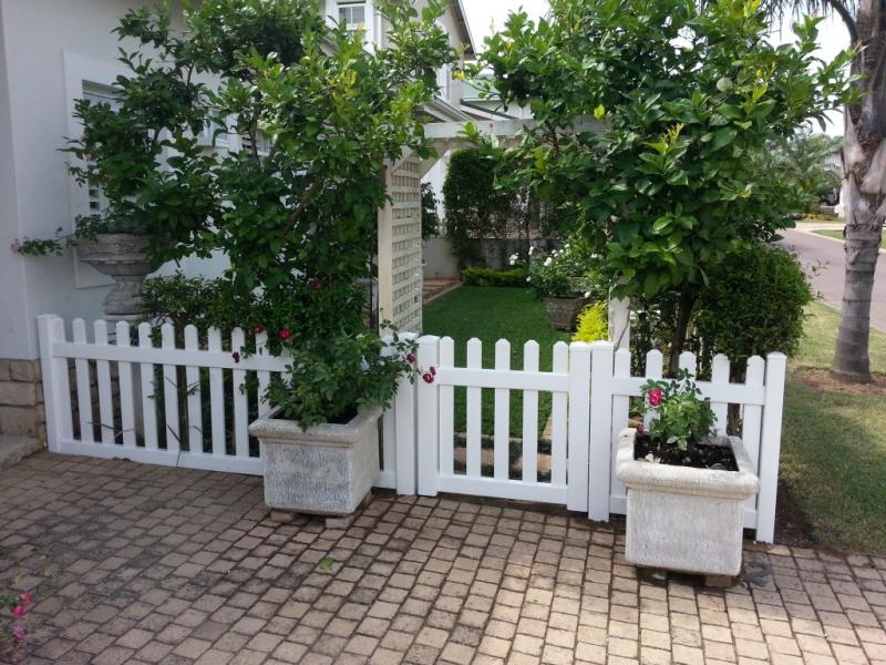 pvc picket fence & pedestrian gate, palm springs mount edgecombe