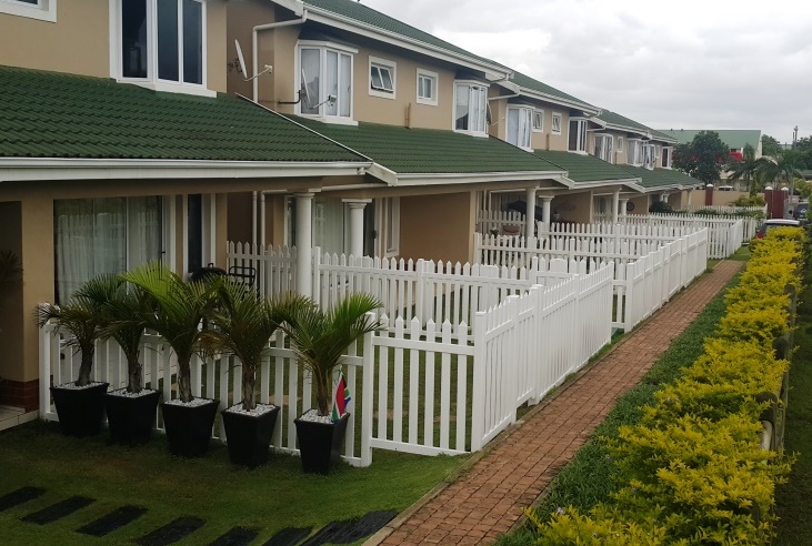 pvc picket fence & gate, mt edgecombe manors, 2011
