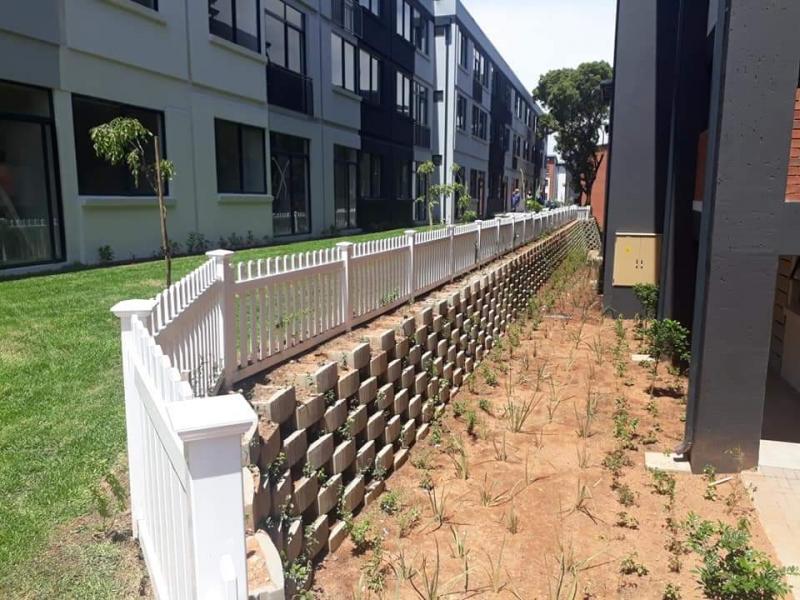 value fencing pvc picket fence on retainers 