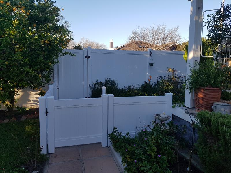 pvc private fencing with pedestrian gates
