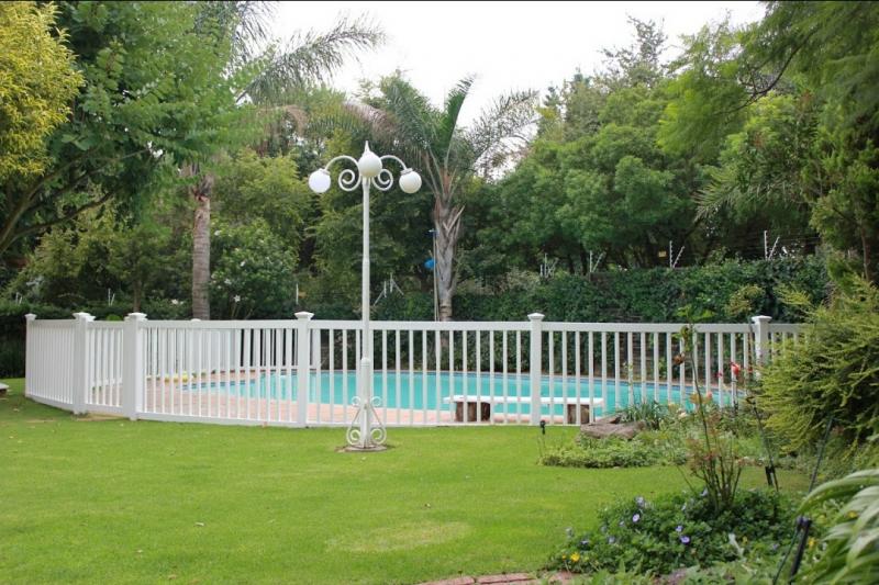 pvc swimming pool safety fence & gates